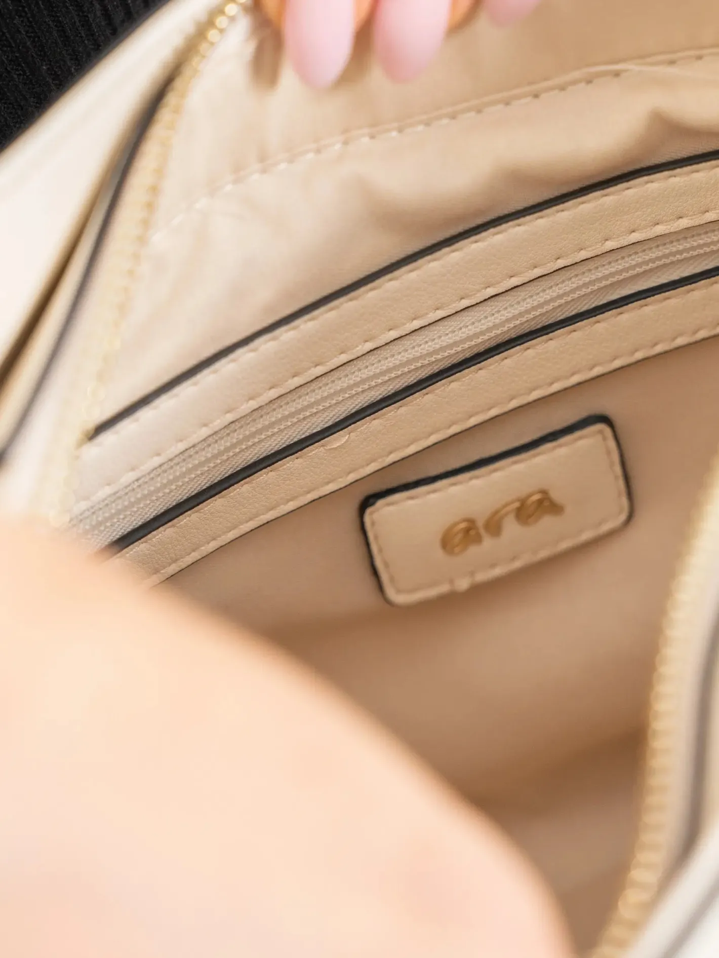 ara___cream_crossbody_bag_3.webp Ara - 22001 Cream Crossbody Bag