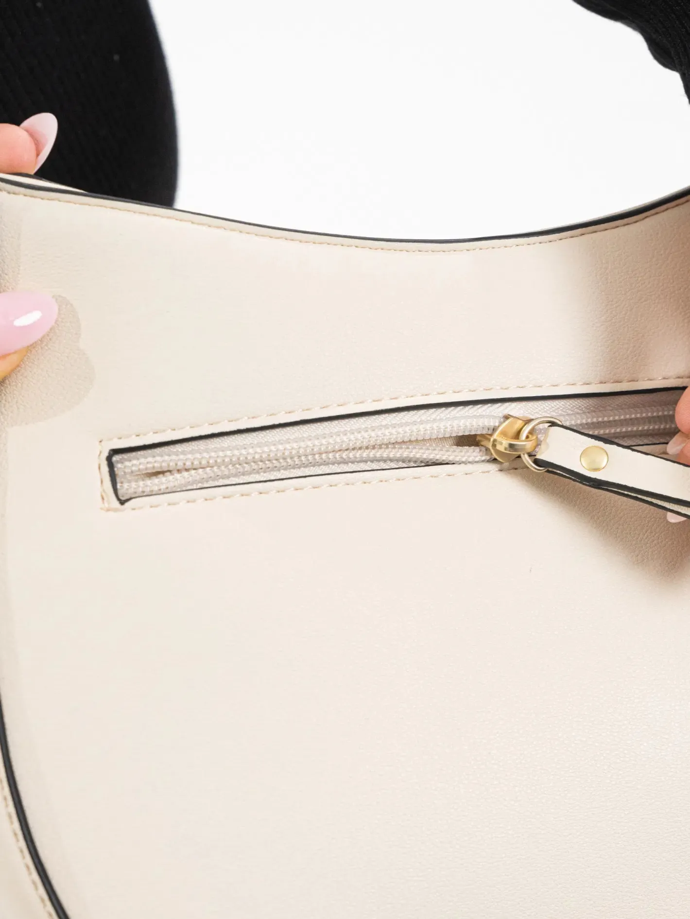 ara___cream_crossbody_bag_4.webp Ara - 22001 Cream Crossbody Bag