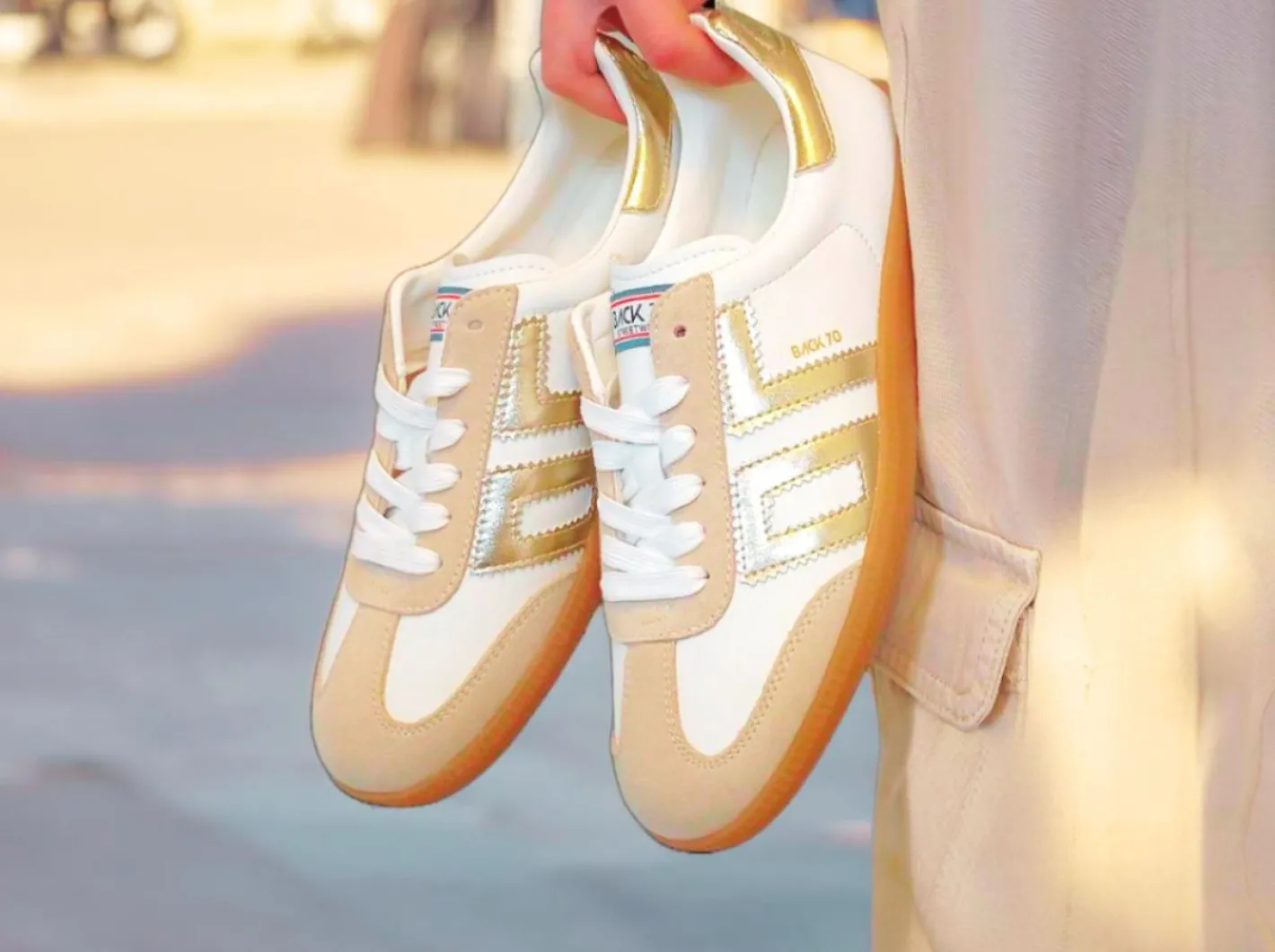 back____white_amp_gold_tr_1.webp Back 70 - 2505-17 White & Gold Trainer