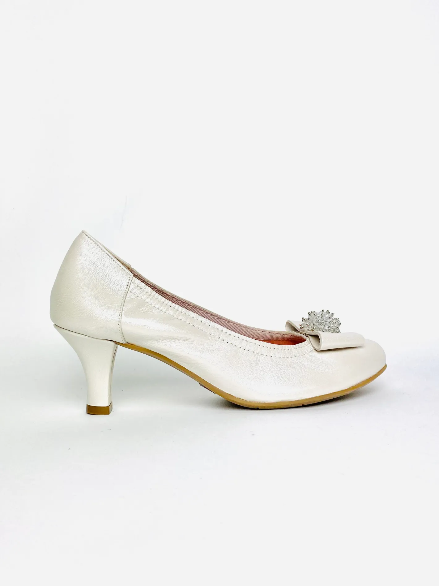 le_babe___ivory_leather_c_0.webp Le Babe - 3047 Ivory leather Cluster Court shoe with a Kitten heel*