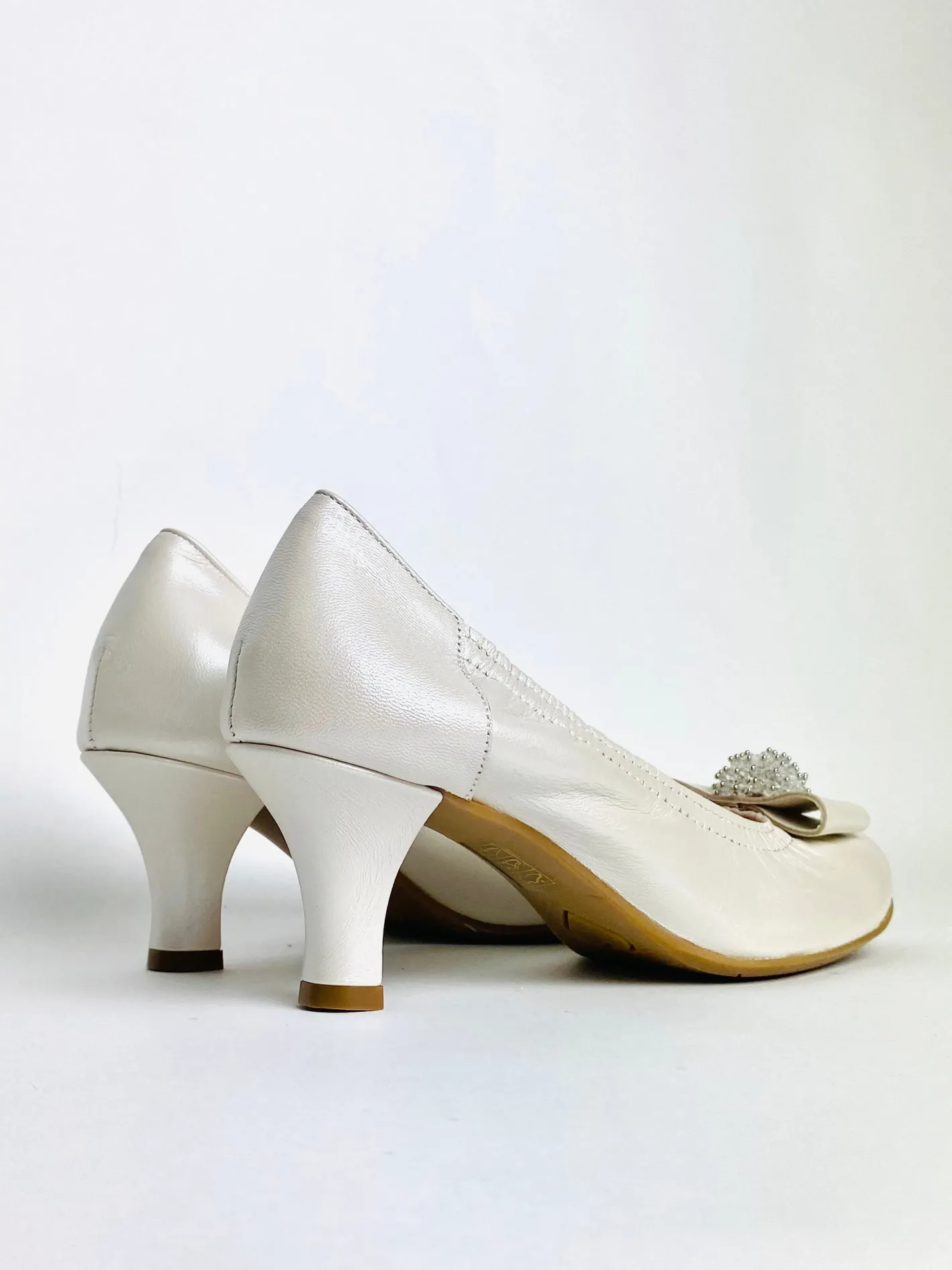 le_babe___ivory_leather_c_2.webp Le Babe - 3047 Ivory leather Cluster Court shoe with a Kitten heel*