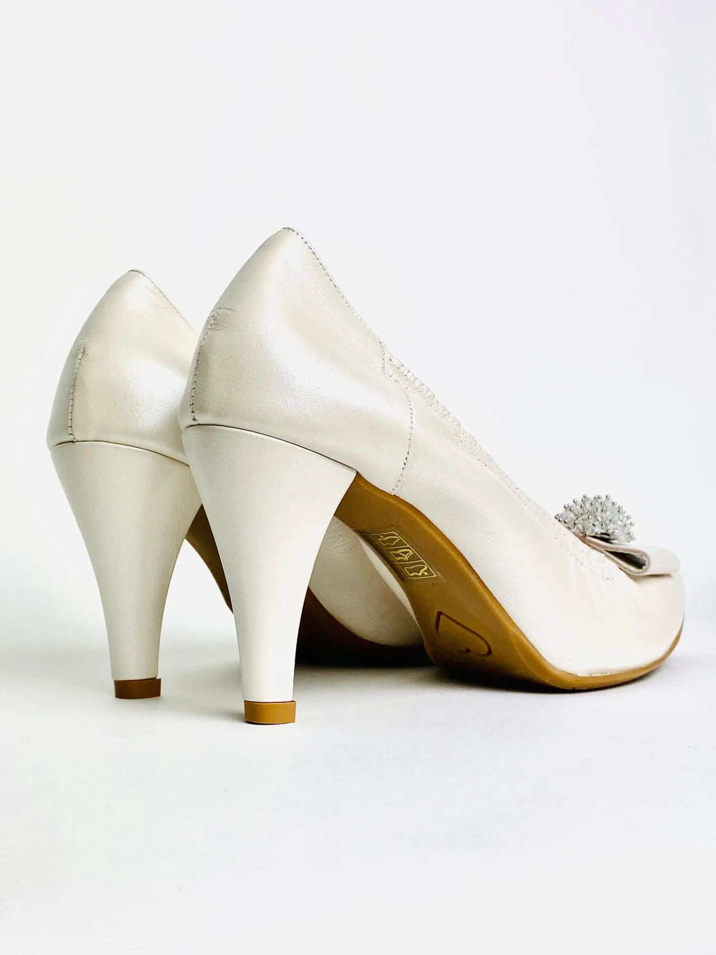 le_babe__ivory_cluster_me_3.webp Le Babe - Ivory Cluster Med Heel Court Shoe*