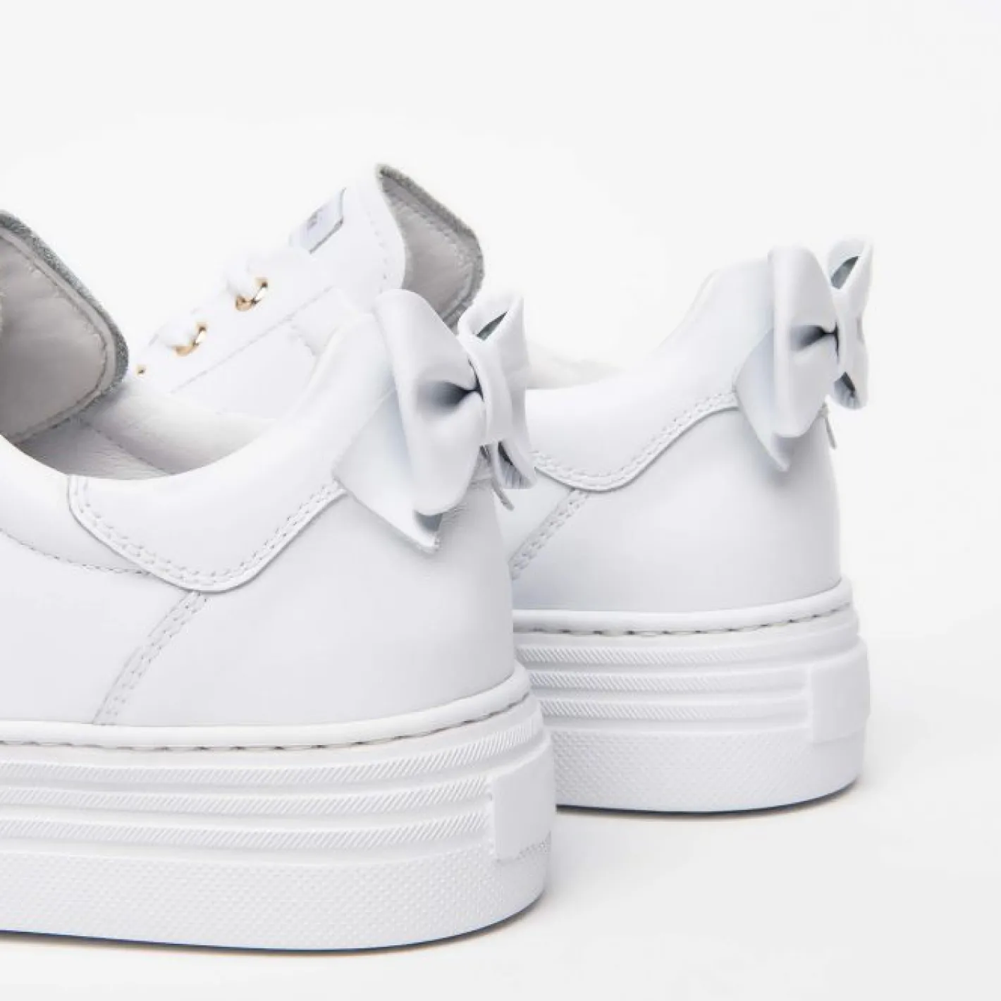nerogiardini__white_bow_t_2.webp NeroGiardini - White Bow Trainer