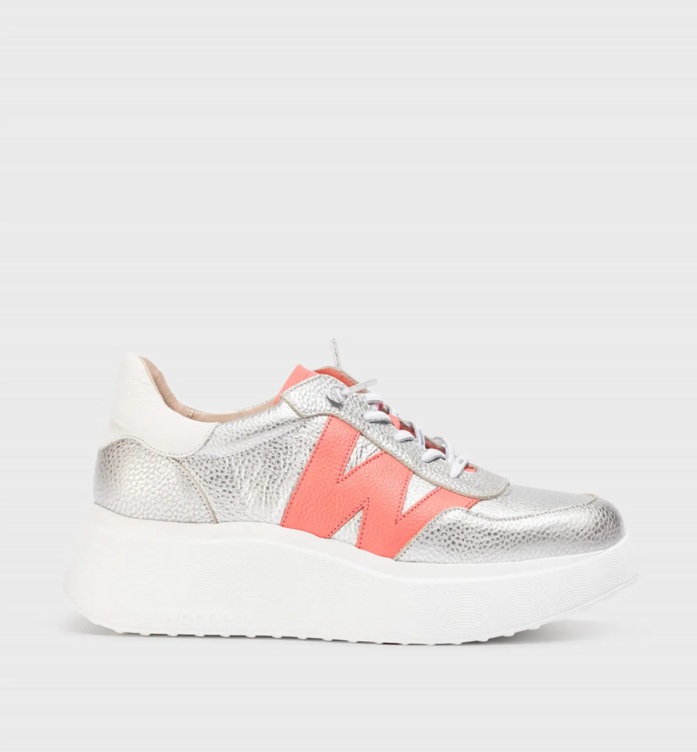 wonders__a_silver_and_cor_0.webp Wonders - A-3625 Silver and Coral Trainer