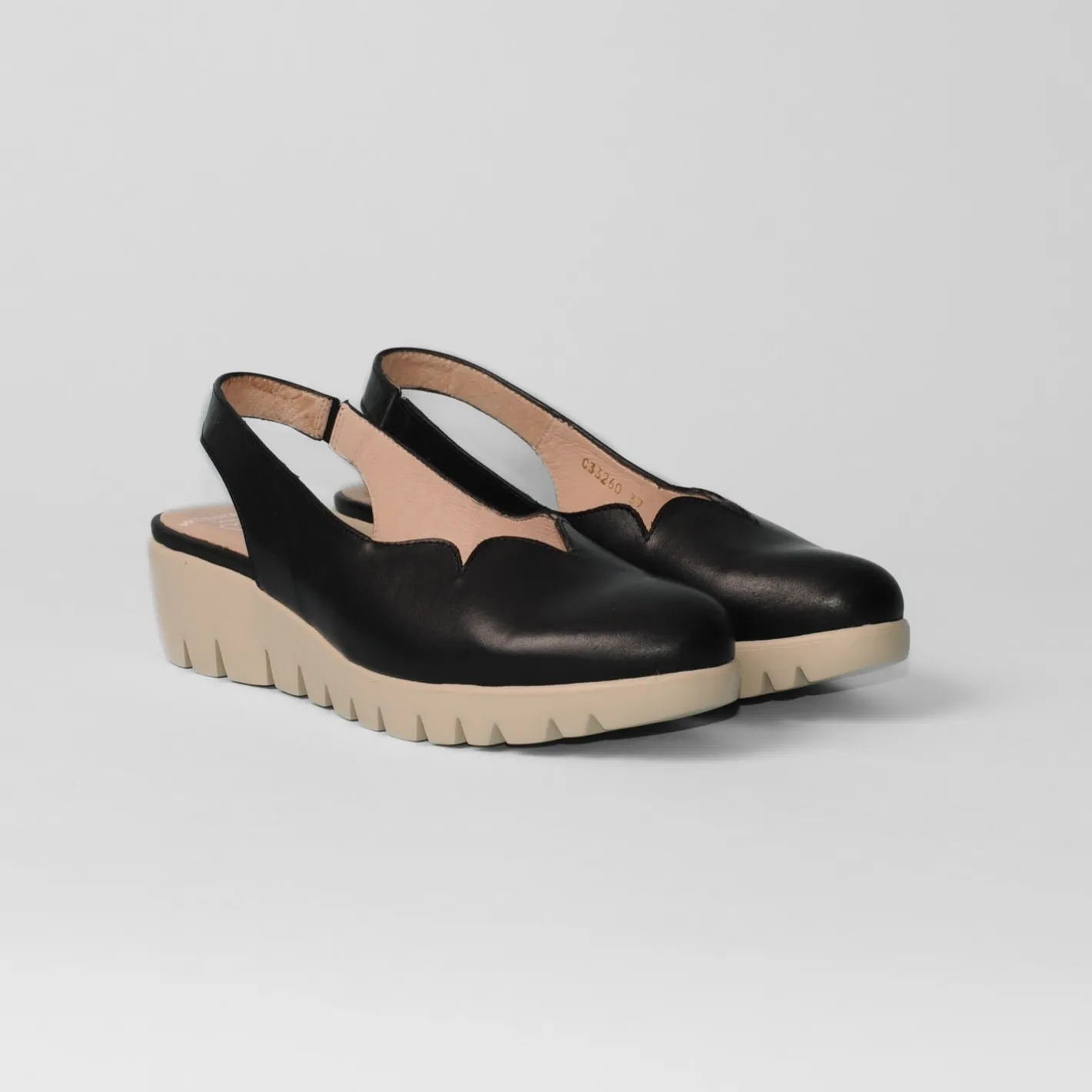 wonders__c_black_fly_wedg_2.webp Wonders - C-33260 Black “Fly” Wedge Slingback