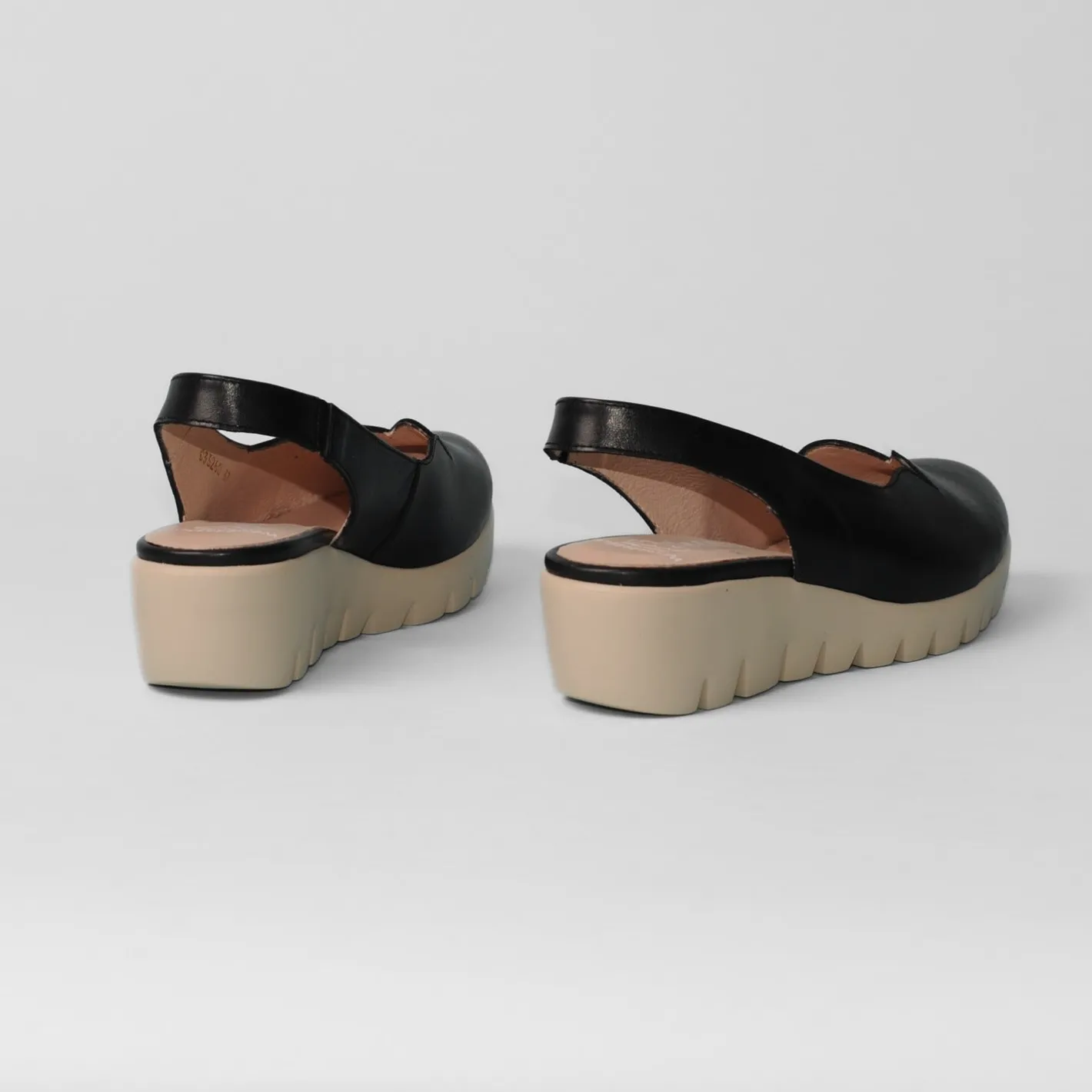 wonders__c_black_fly_wedg_3.webp Wonders - C-33260 Black “Fly” Wedge Slingback